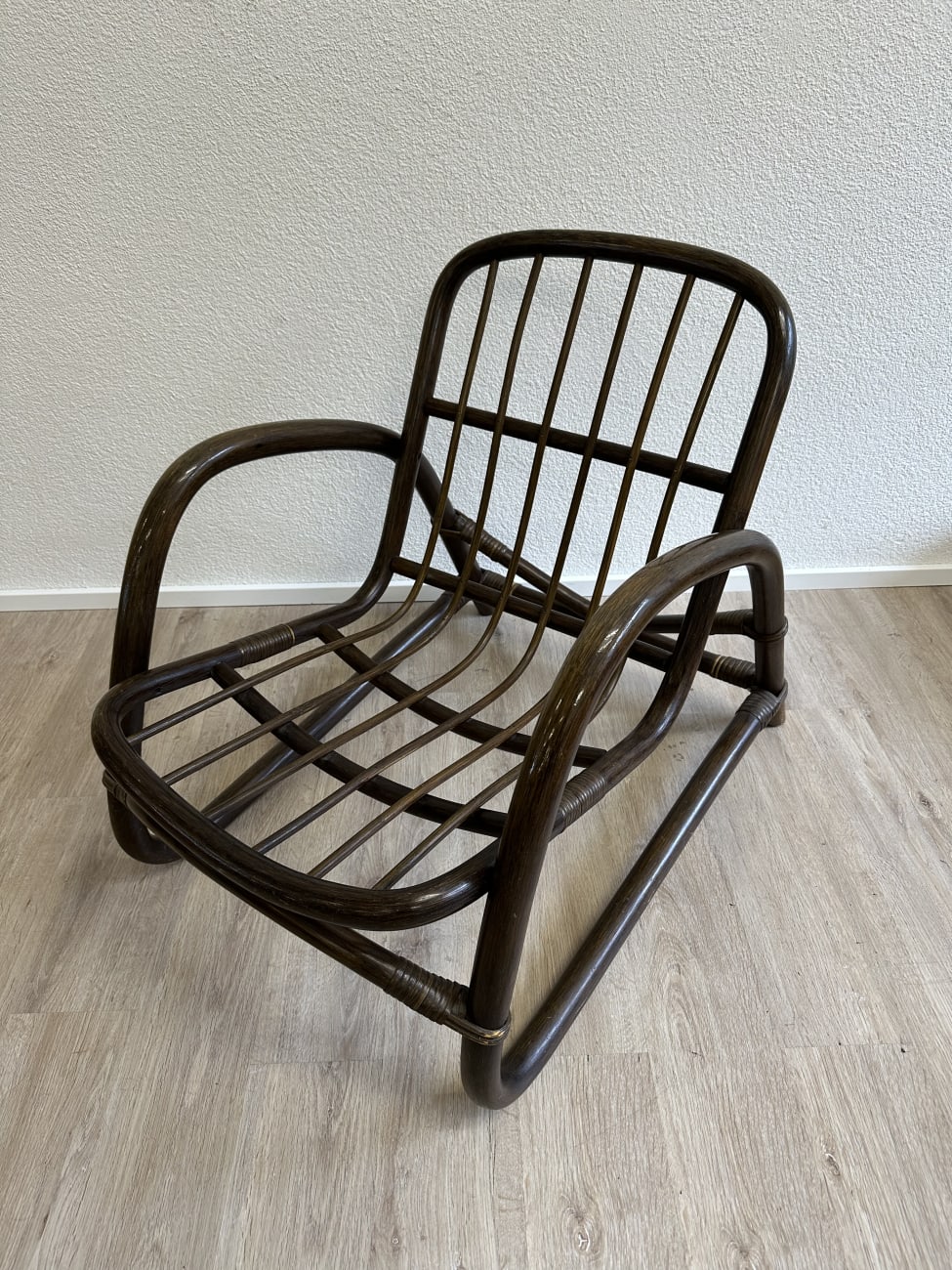 Vintage Holzsessel mit niedriger Rückenlehne und breiten Armlehnen