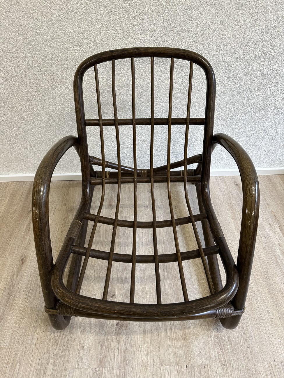 Vintage Holzsessel mit niedriger Rückenlehne und breiten Armlehnen