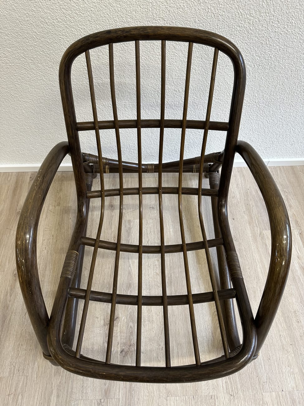 Vintage Holzsessel mit niedriger Rückenlehne und breiten Armlehnen