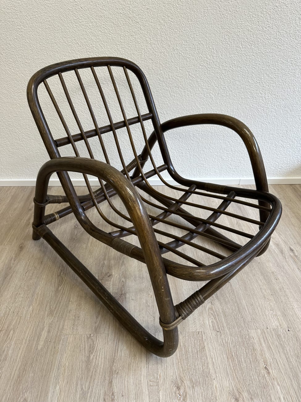 Vintage Holzsessel mit niedriger Rückenlehne und breiten Armlehnen