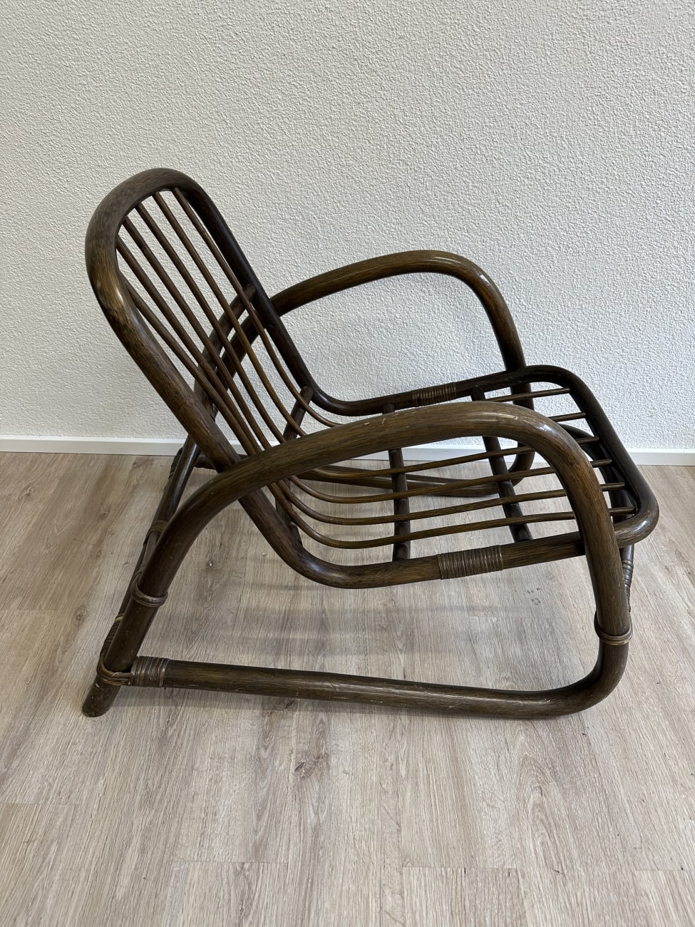 Vintage Holzsessel mit niedriger Rückenlehne und breiten Armlehnen