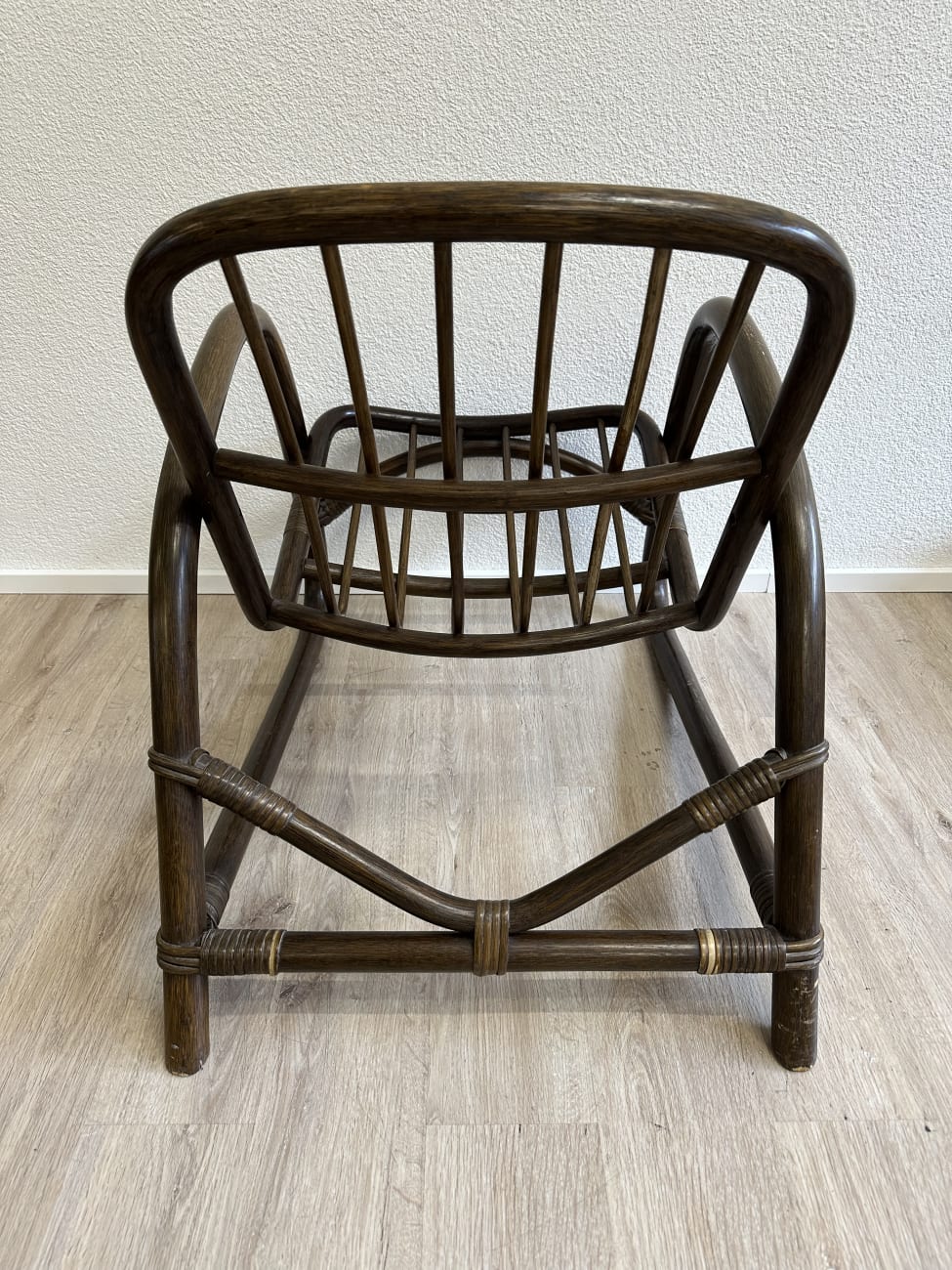 Vintage Holzsessel mit niedriger Rückenlehne und breiten Armlehnen