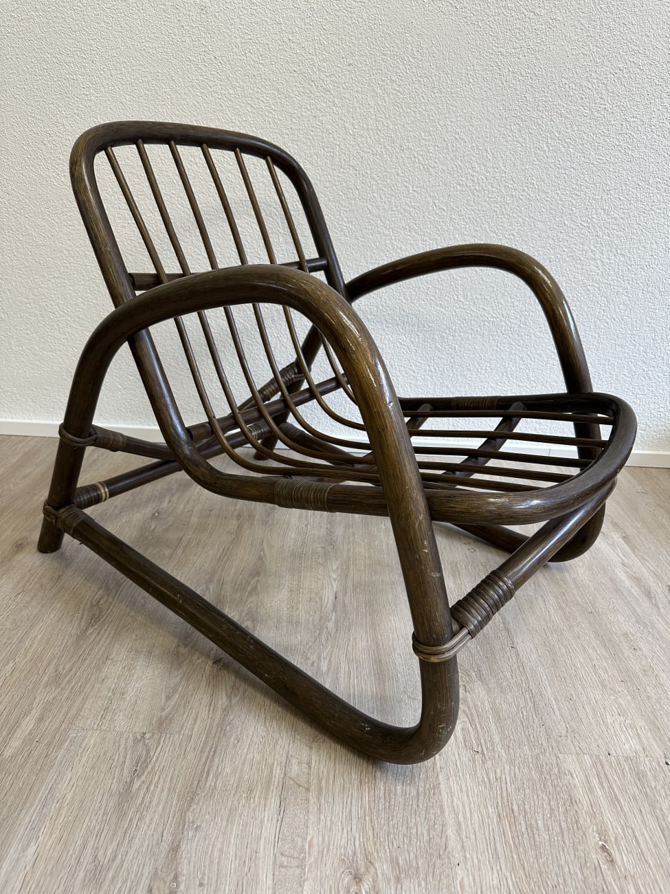 Vintage Holzsessel mit niedriger Rückenlehne und breiten Armlehnen