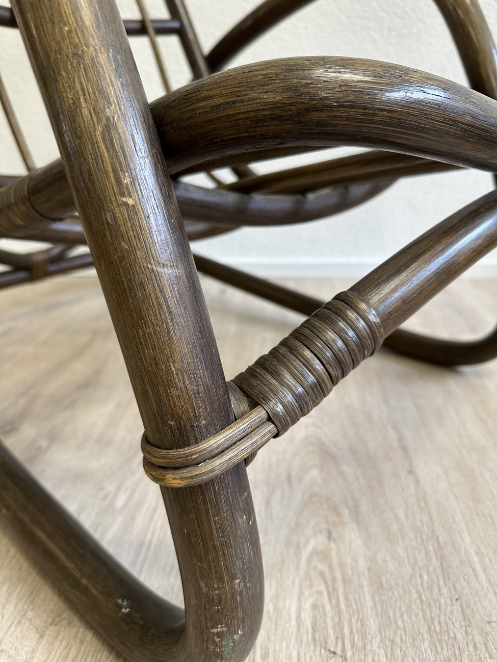 Vintage Holzsessel mit niedriger Rückenlehne und breiten Armlehnen