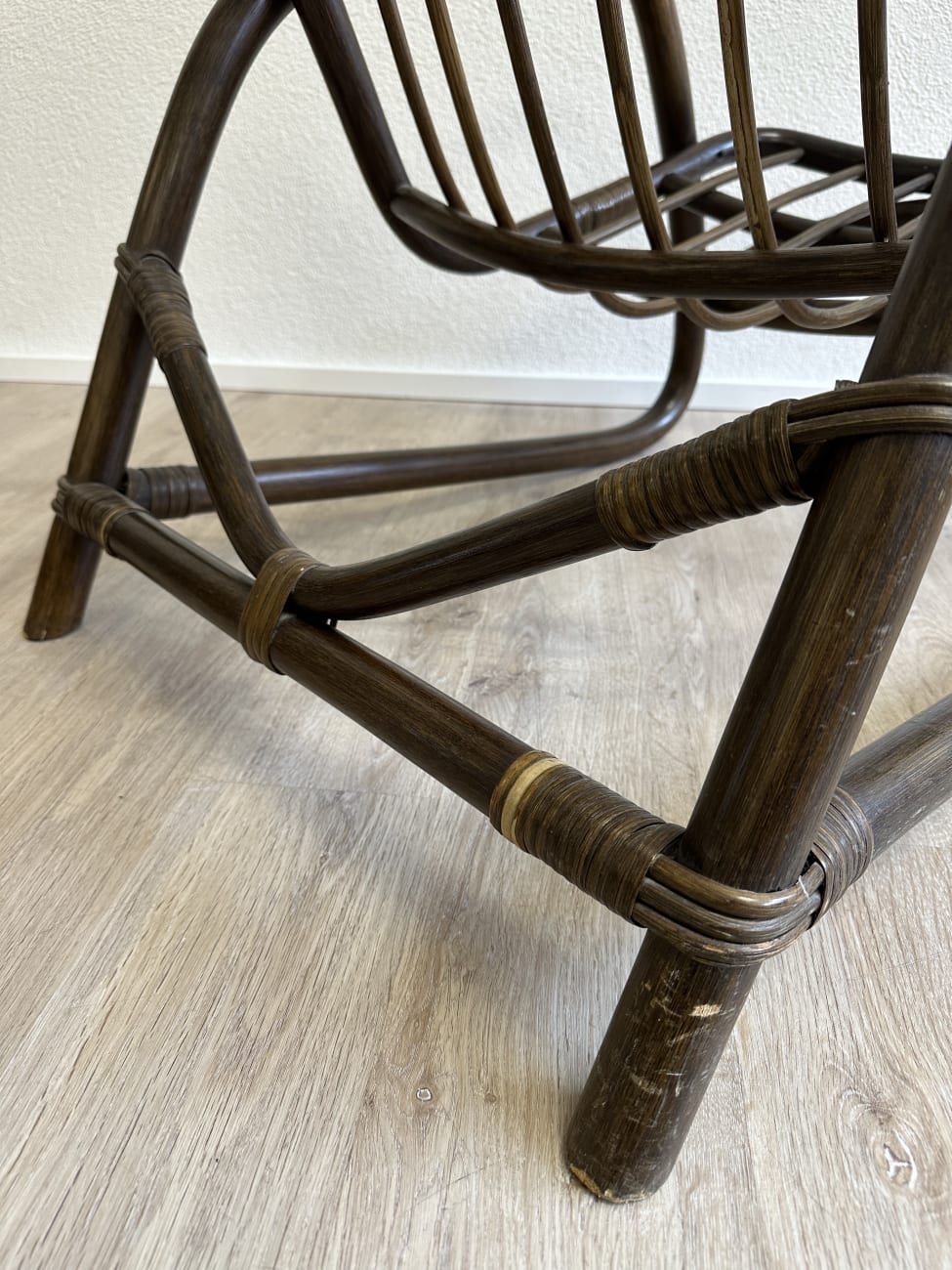 Vintage Holzsessel mit niedriger Rückenlehne und breiten Armlehnen