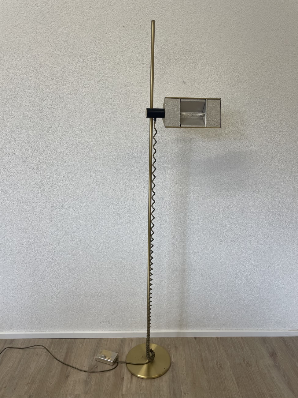 Vintage 1970er Stehlampe ELCOM in Gold mit verstellbarem Spot