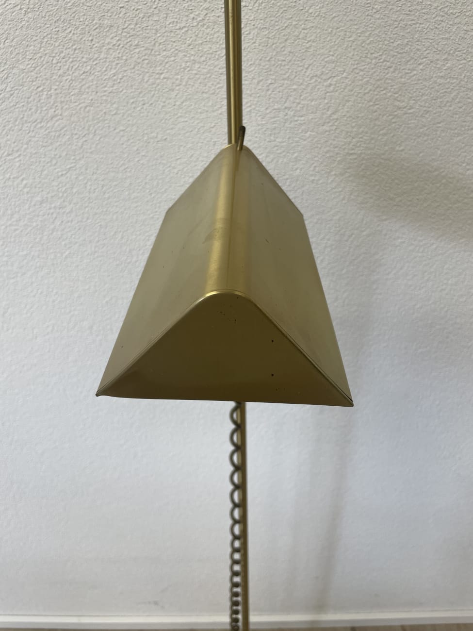 Vintage 1970er Stehlampe ELCOM in Gold mit verstellbarem Spot