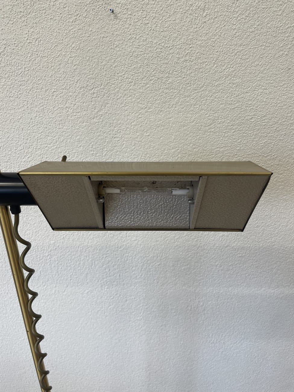 Vintage 1970er Stehlampe ELCOM in Gold mit verstellbarem Spot