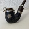 Vintage Tabakpfeife schwarz mit Metallverzierungen und Deckel