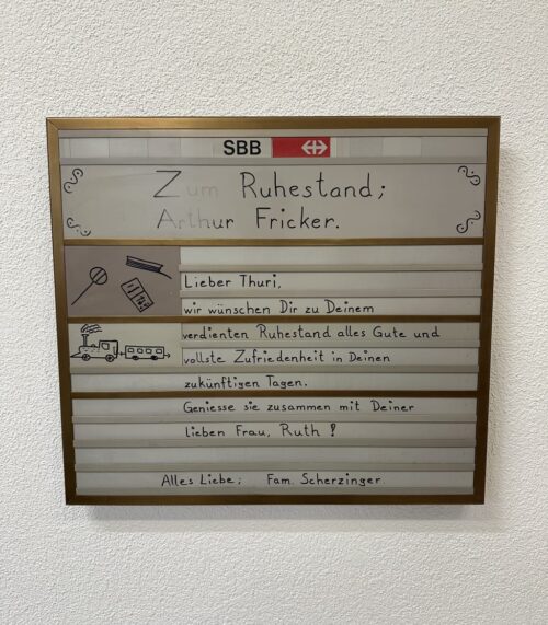 Moderne SBB Wandtafel mit goldenem Metallrahmen