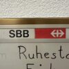 Moderne SBB Wandtafel mit goldenem Metallrahmen