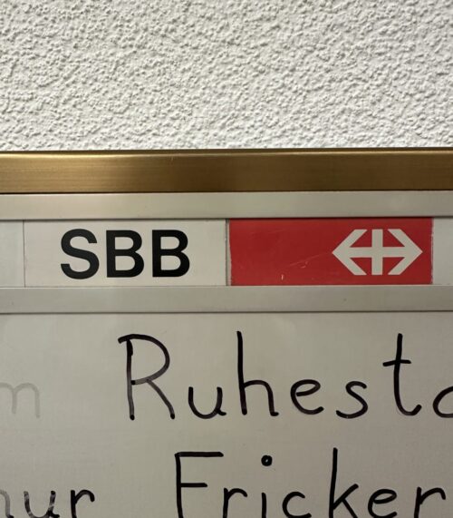Moderne SBB Wandtafel mit goldenem Metallrahmen
