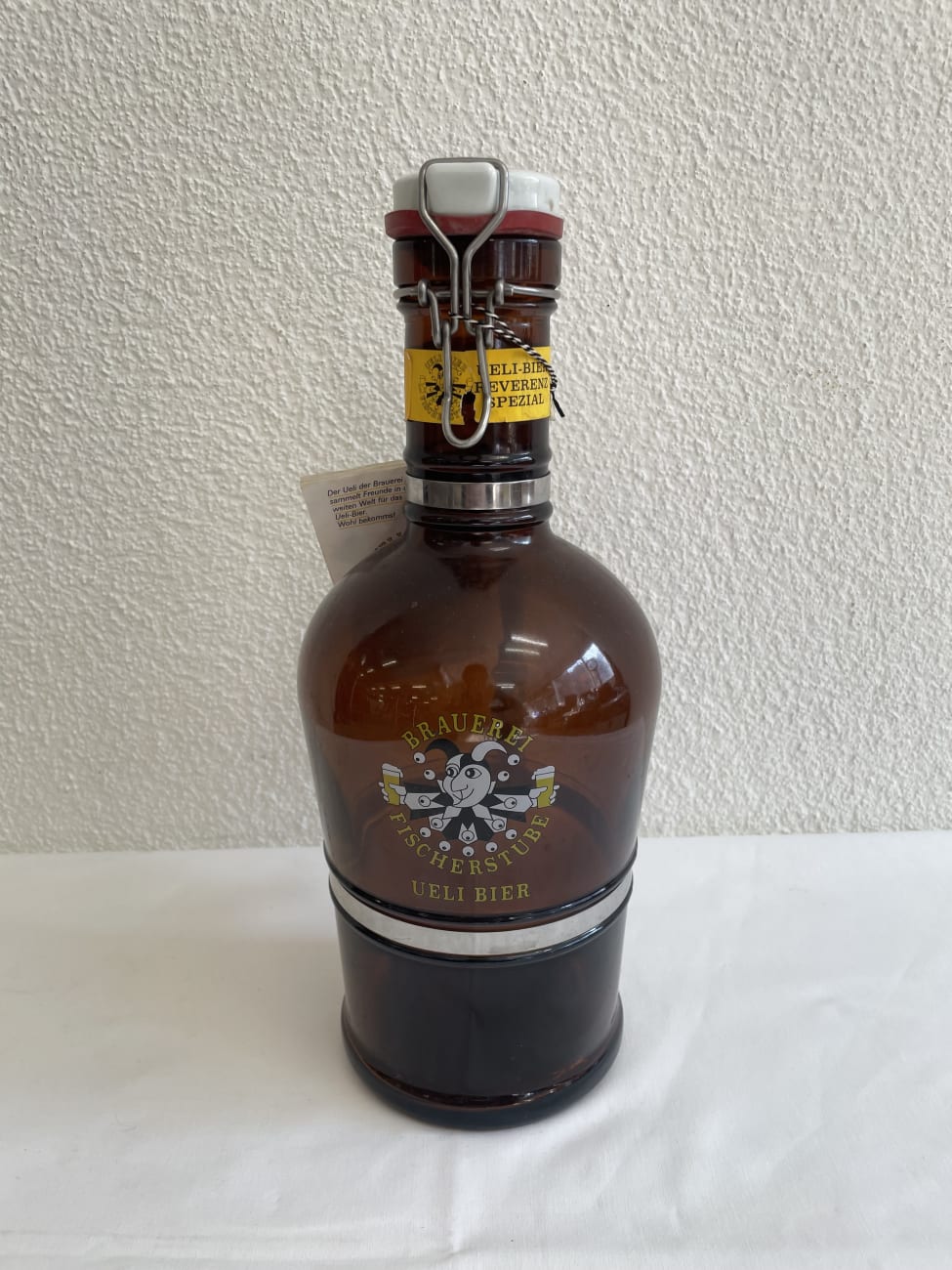 Ueli Bier Krug aus braunem Glas mit Henkel und Klappverschluss Brauerei Fischerstube