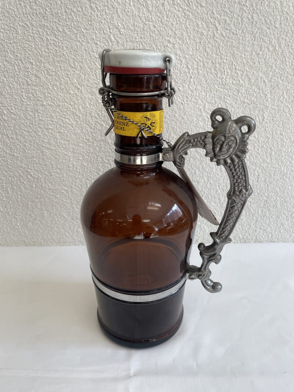 Ueli Bier Krug aus braunem Glas mit Henkel und Klappverschluss Brauerei Fischerstube