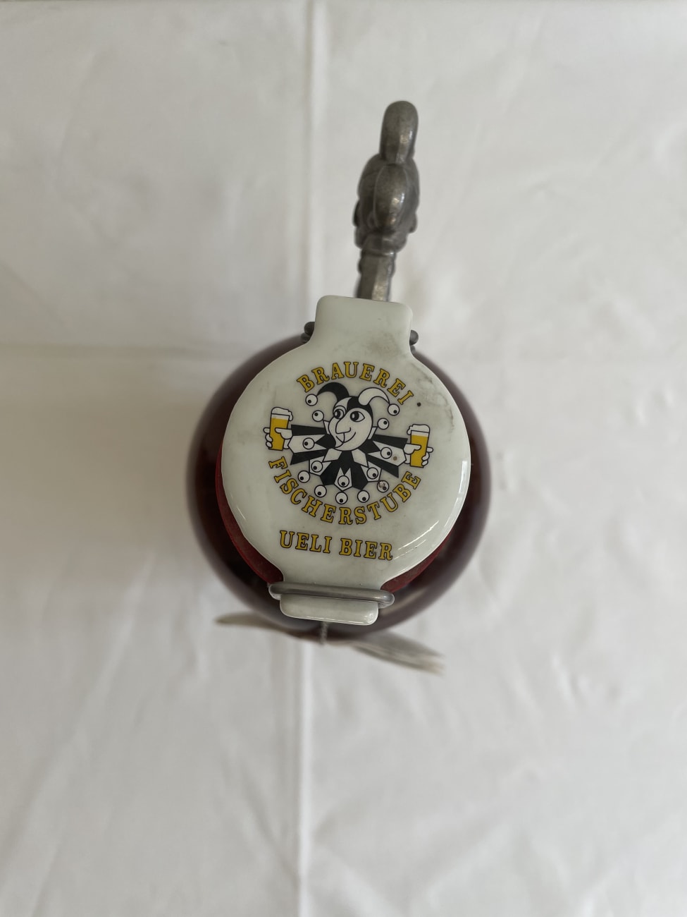 Ueli Bier Krug aus braunem Glas mit Henkel und Klappverschluss Brauerei Fischerstube