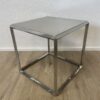 Moderner Metall-Couchtisch mit quadratischer Platte in Silber