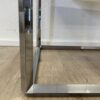 Moderner Metall-Couchtisch mit quadratischer Platte in Silber