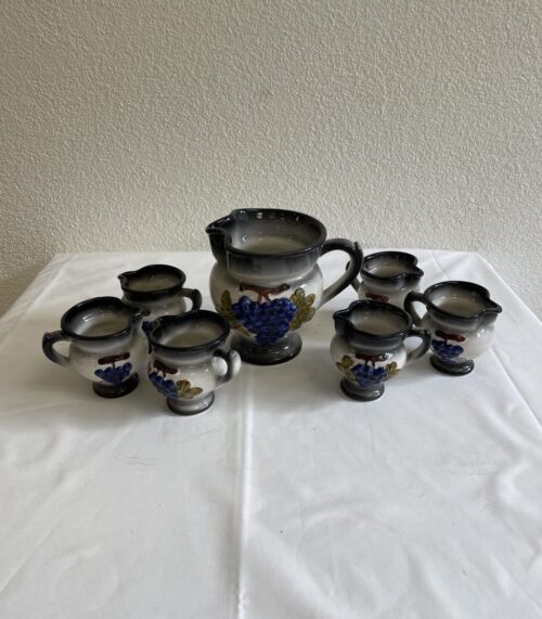 Giesskanne mit Traubenrelief und Farbverlauf