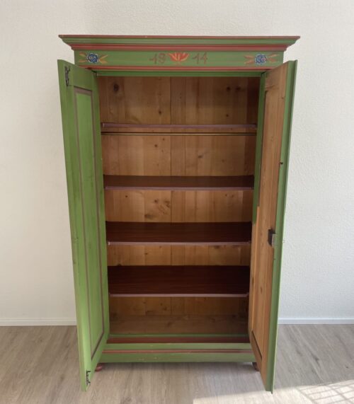 Rustikaler Kleiderschrank von 1914 handbemalt mit Blumenmotiv