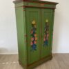 Rustikaler Kleiderschrank von 1914 handbemalt mit Blumenmotiv