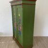 Rustikaler Kleiderschrank von 1914 handbemalt mit Blumenmotiv