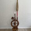Antikes Holz Spinnrad handbetrieben mit Dreibein Fuss