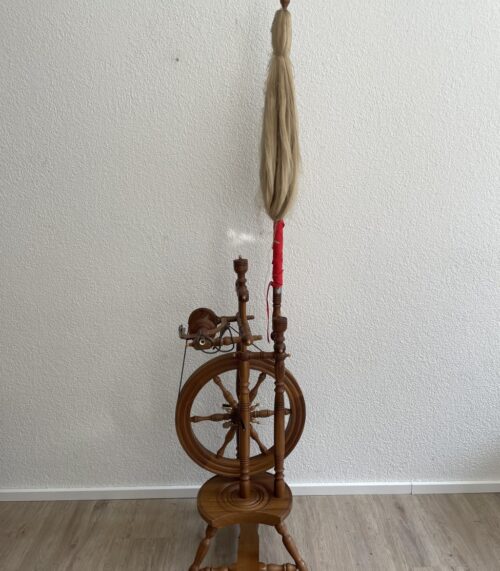 Antikes Holz Spinnrad handbetrieben mit Dreibein Fuss