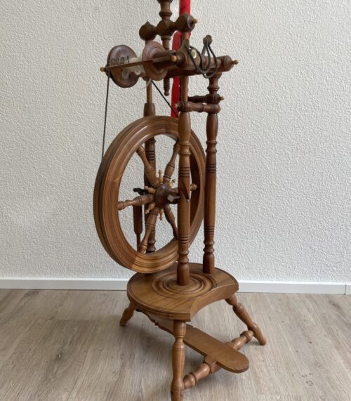 Antikes Holz Spinnrad handbetrieben mit Dreibein Fuss