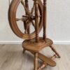 Antikes Holz Spinnrad handbetrieben mit Dreibein Fuss