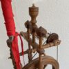 Antikes Holz Spinnrad handbetrieben mit Dreibein Fuss