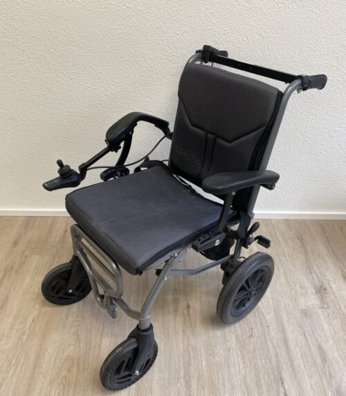 Moderner faltbarer Elektrorollstuhl mit Joysticksteuerung