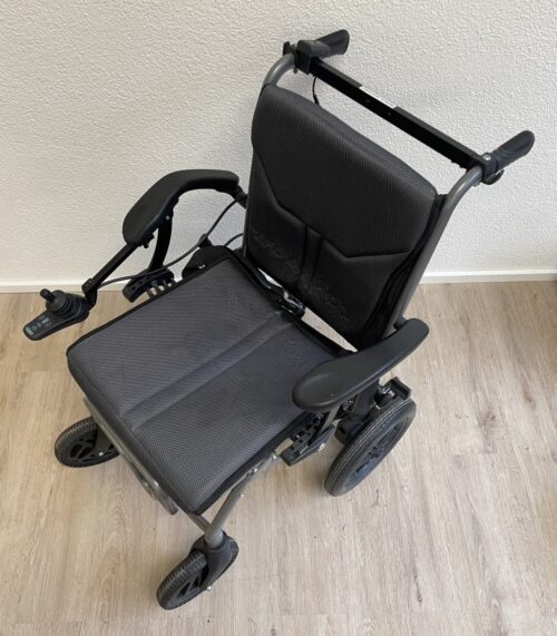 Moderner faltbarer Elektrorollstuhl mit Joysticksteuerung