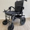 Moderner faltbarer Elektrorollstuhl mit Joysticksteuerung