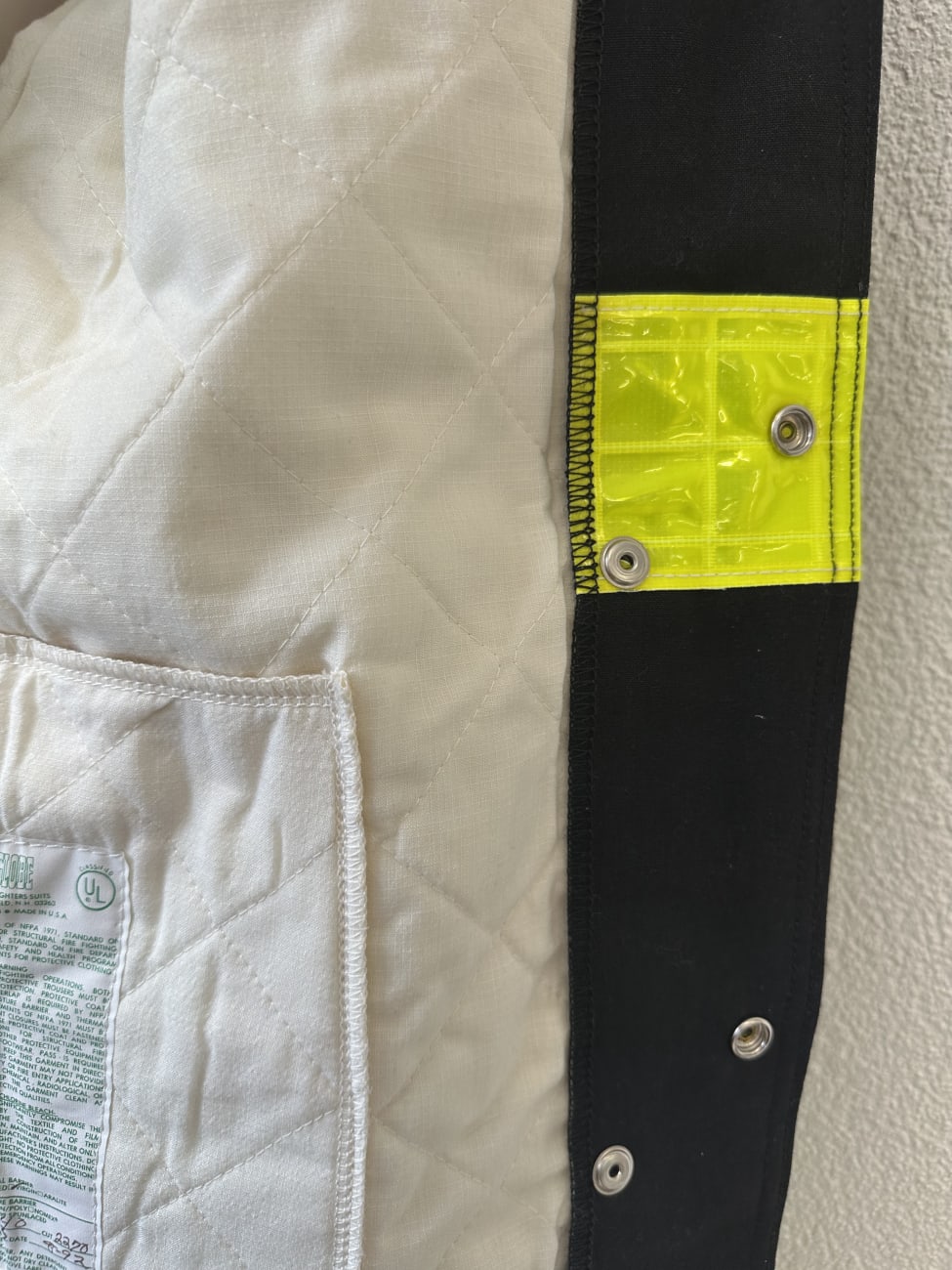 Feuerwehrjacke mit Reflexstreifen und hoher Kragen