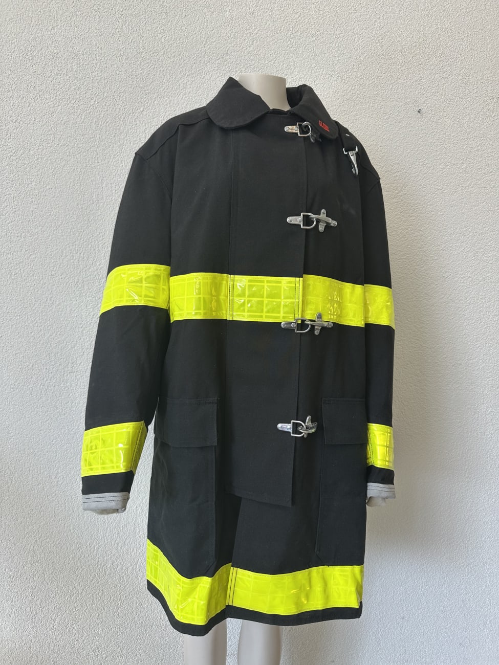 Feuerwehrjacke mit Reflexstreifen und hoher Kragen