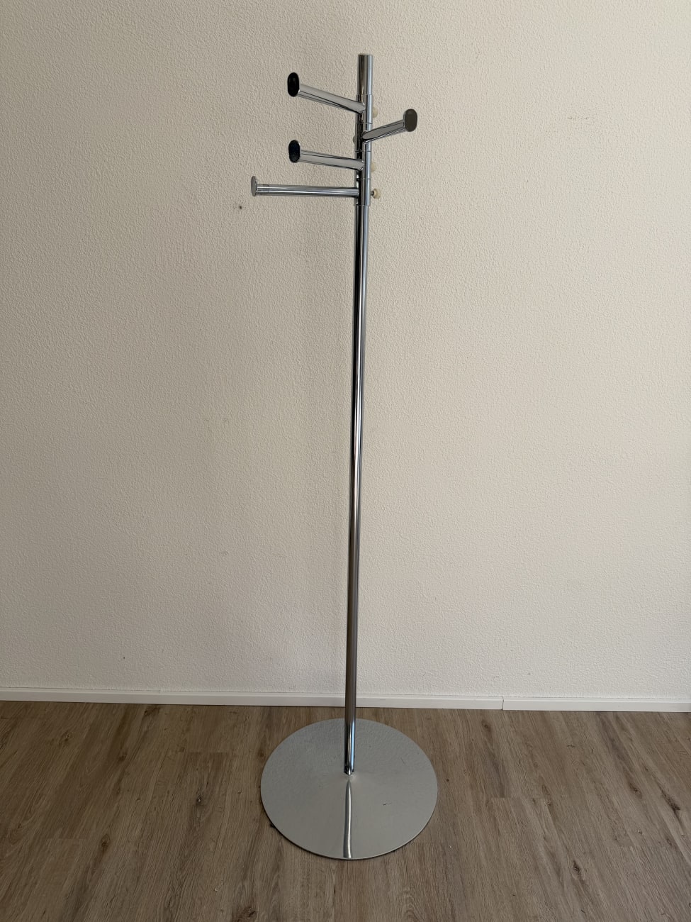 Moderner verchromter Kleiderständer mit Rundfuss