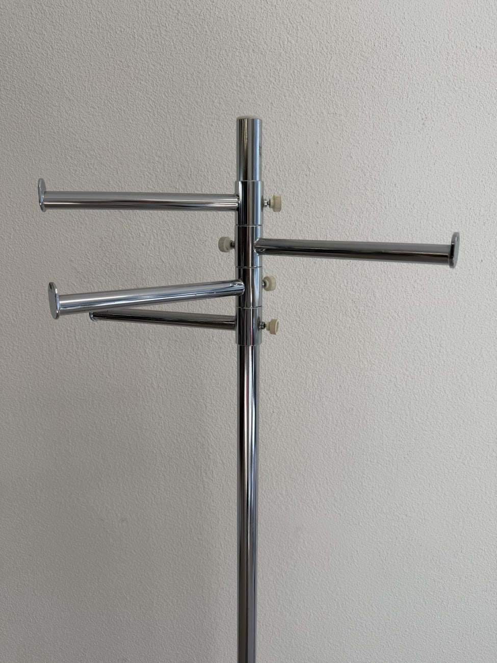 Moderner verchromter Kleiderständer mit Rundfuss