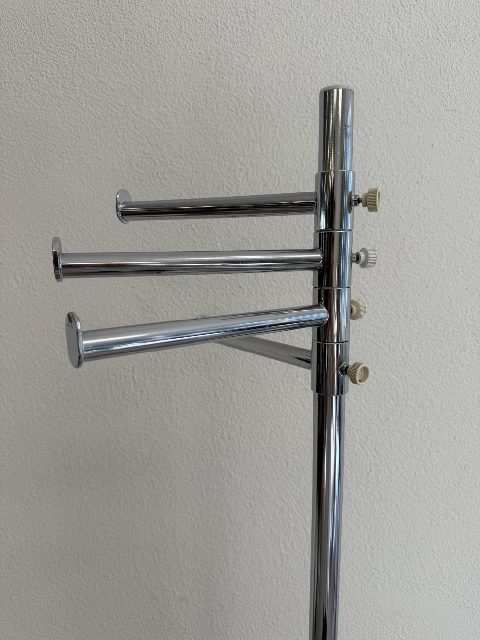 Moderner verchromter Kleiderständer mit Rundfuss