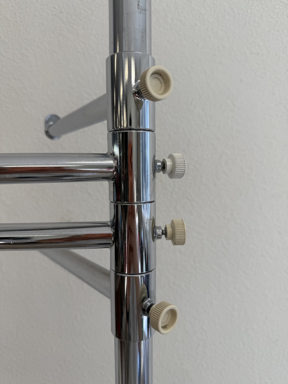 Moderner verchromter Kleiderständer mit Rundfuss