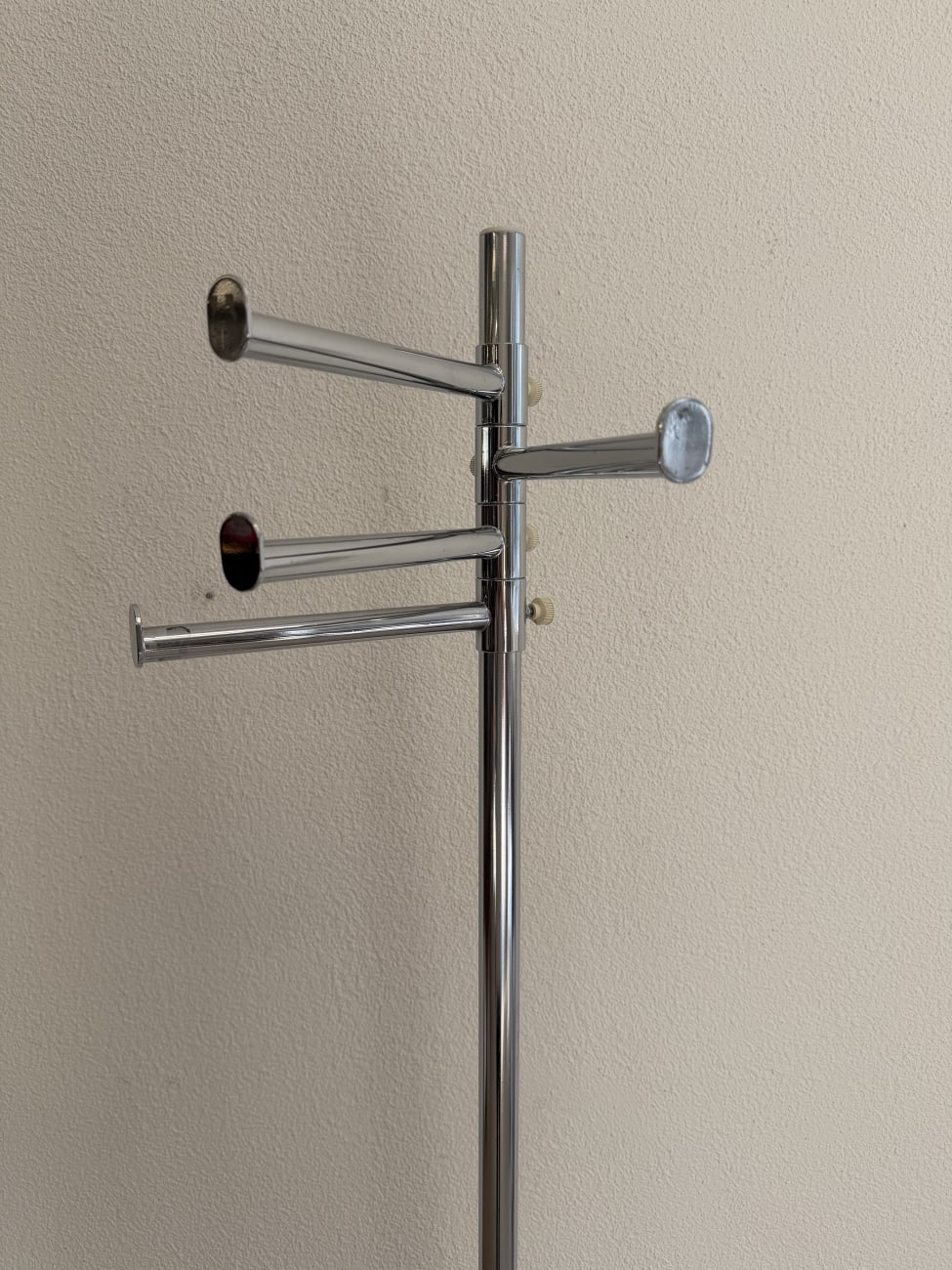 Moderner verchromter Kleiderständer mit Rundfuss