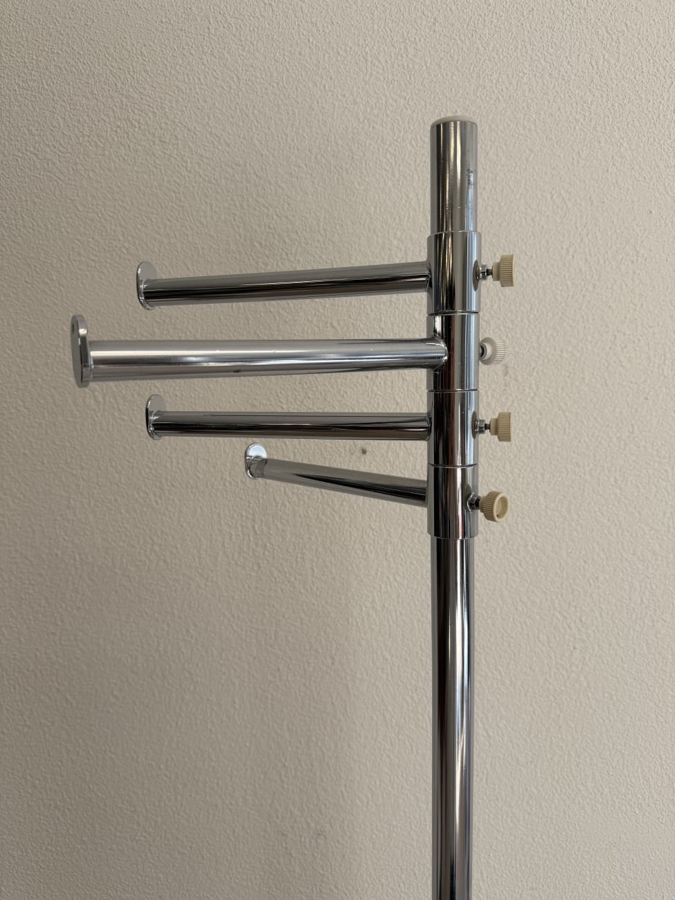 Moderner verchromter Kleiderständer mit Rundfuss