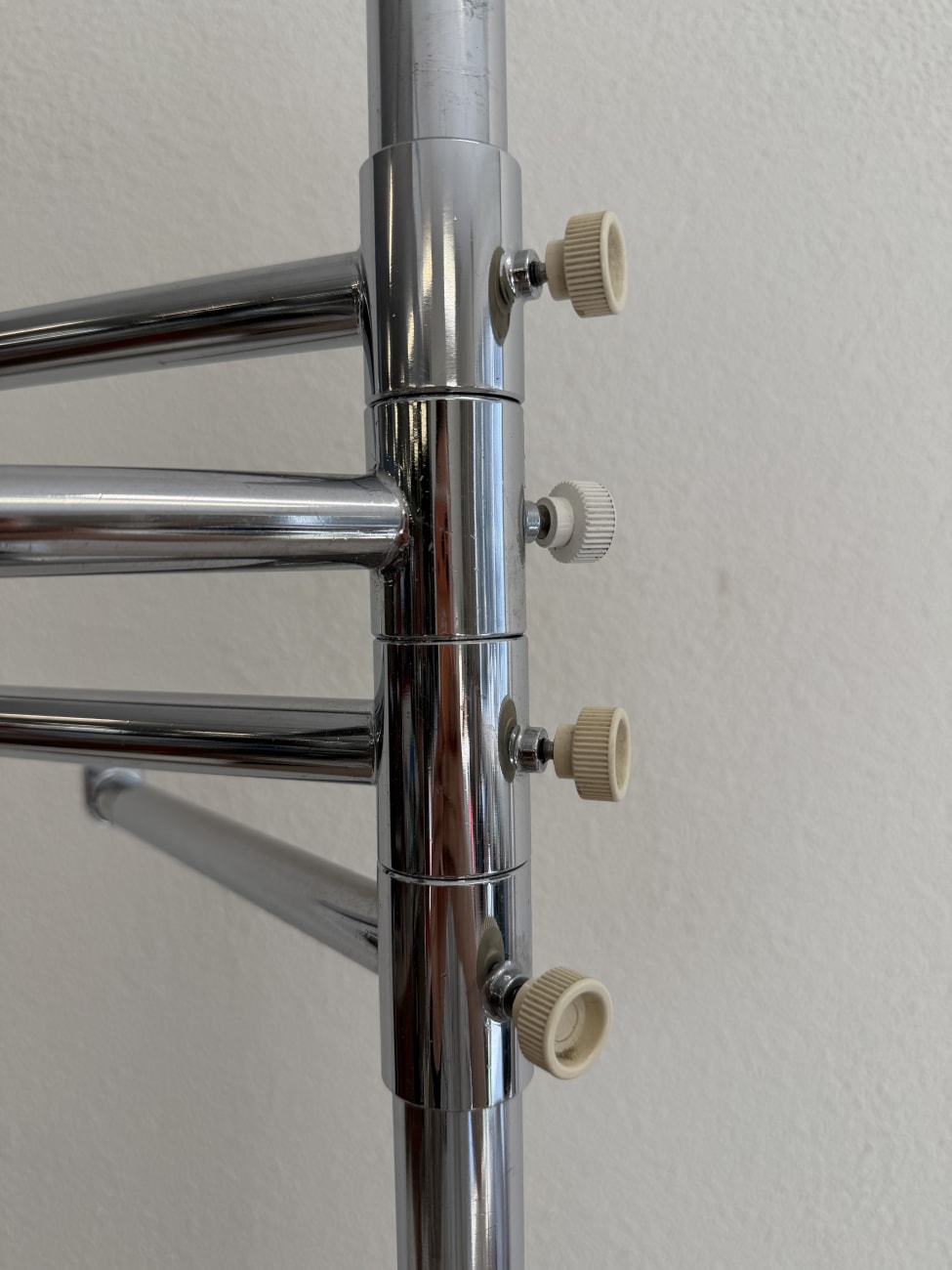 Moderner verchromter Kleiderständer mit Rundfuss