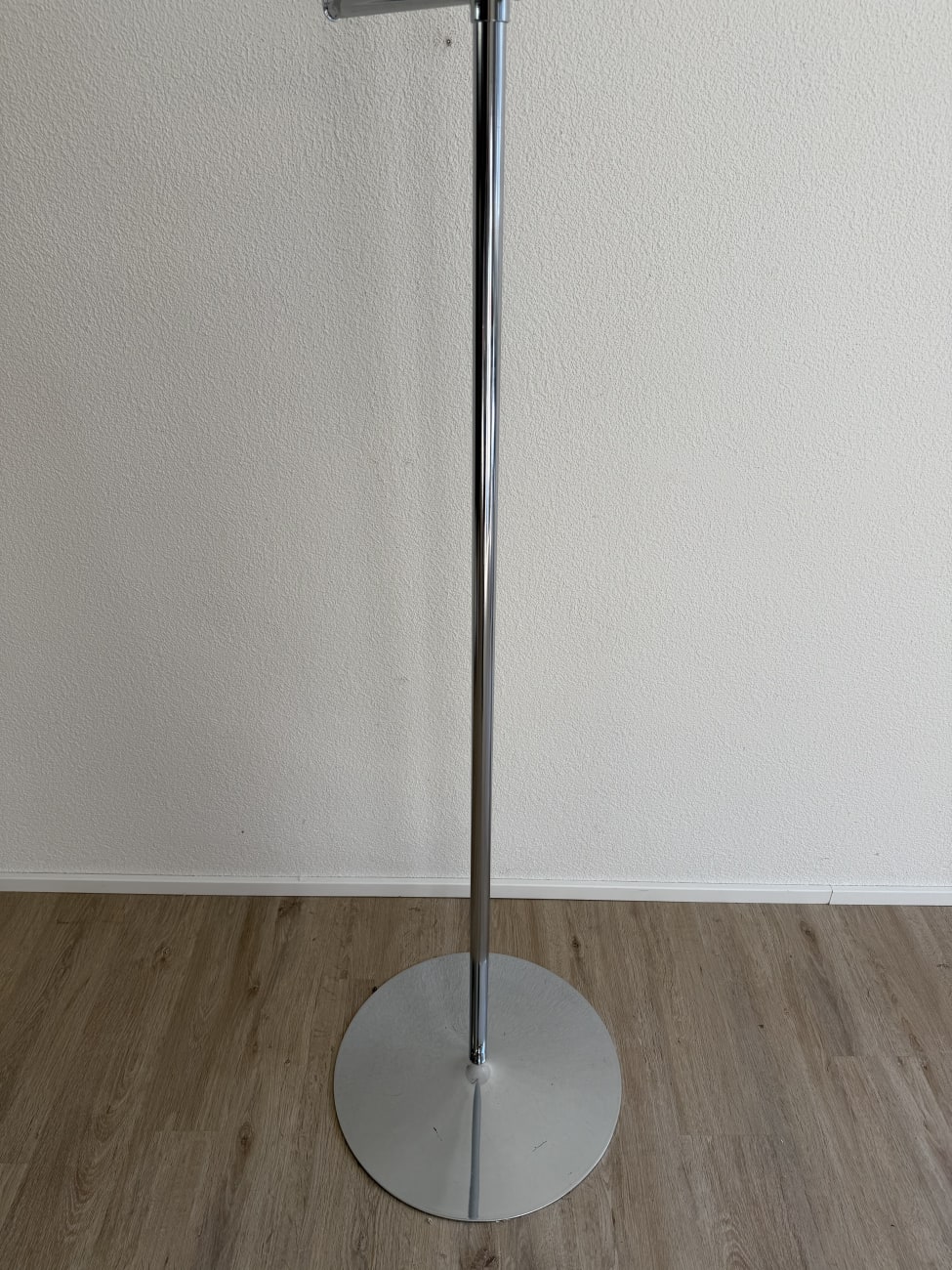 Moderner verchromter Kleiderständer mit Rundfuss
