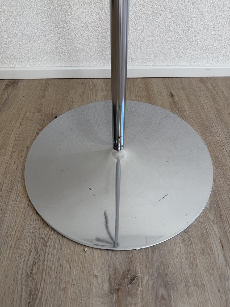 Moderner verchromter Kleiderständer mit Rundfuss