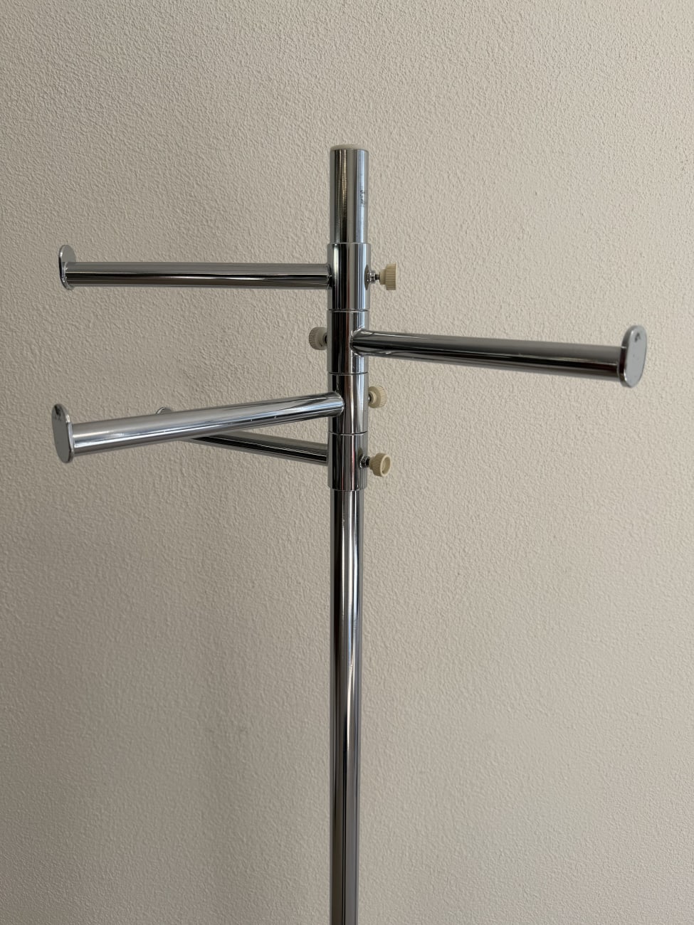 Moderner verchromter Kleiderständer mit Rundfuss