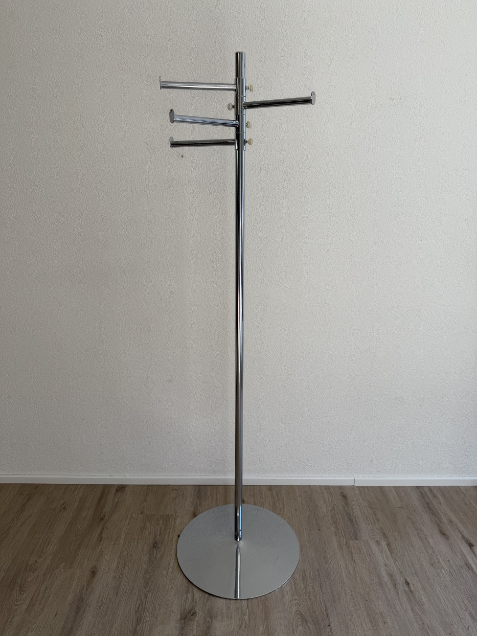 Moderner verchromter Kleiderständer mit Rundfuss