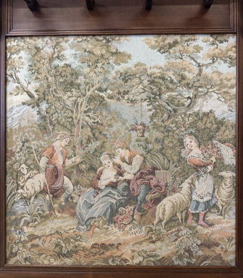 Vintage Wandgarderobe mit gewebtem Wandbehang im Landhausstil