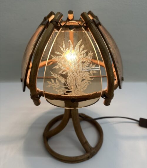 Vintage Boho Tischlampe aus Rattan mit gravierten Glasscheiben
