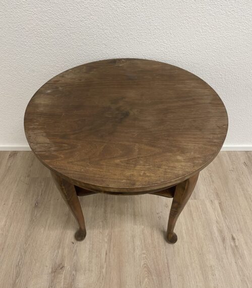 Antiker Holztisch rund im Queen Anne Stil mit Ablagefläche