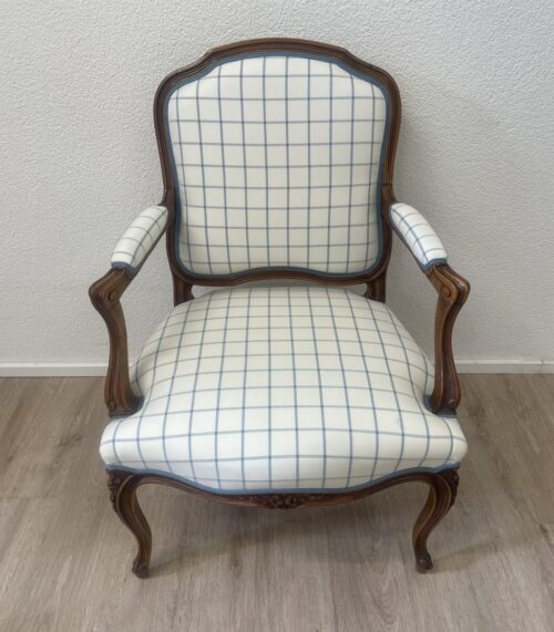 Vintage Polstersessel mit hellblauem Gittermuster und Holzornamenten